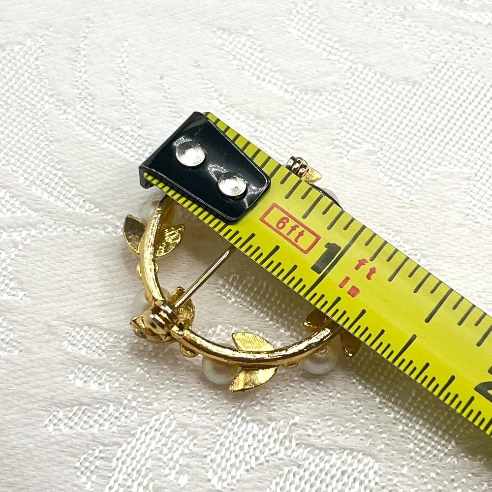 Vintage Gold Tone Wreath Brooch w/ Faux Pearl Centered Leaves